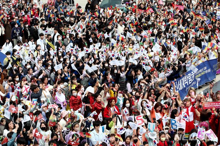 [부산=뉴시스] 하경민 기자 = 2030세계박람회 개최 후보지인 부산을 실사하기 위해 방한한 국제박람회기구(BIE) 실사단이 4일 오전 부산 동구 부산역에 도착한 가운데 부산역 광장이 환영 나온 부산시민들로 북적이고 있다. 2023.04.04. yulnetphoto@newsis.com