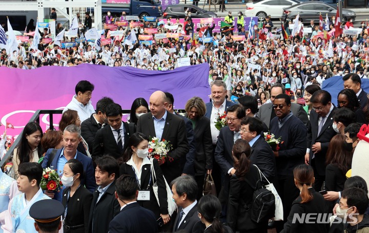 [부산=뉴시스] 하경민 기자 = 2030세계박람회 개최 후보지인 부산을 실사하기 위해 방한한 국제박람회기구(BIE) 실사단이 4일 오전 부산 동구 부산역에 도착, 차량으로 이동하고 있다. 2023.04.04. yulnetphoto@newsis.com