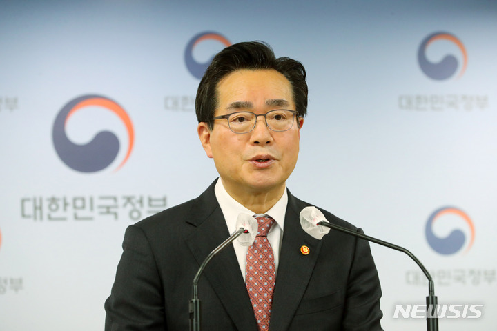 [서울=뉴시스] 배훈식 기자 = 정황근 농림축산식품부 장관이 4일 오후 서울 종로구 정부서울청사에서 양곡관리법 재의요구(거부권) 관련 브리핑을 하고 있다. 2023.04.04. dahora83@newsis.com