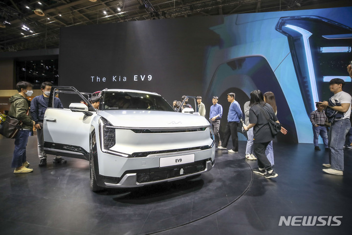 [고양=뉴시스] 정병혁 기자 = 4일 오후 경기 고양시 킨텍스에서 열린 2023 서울모빌리티쇼를 찾은 관람객들이 기아자동차의 EV9을 살펴보고 있다. 2023.04.04. jhope@newsis.com