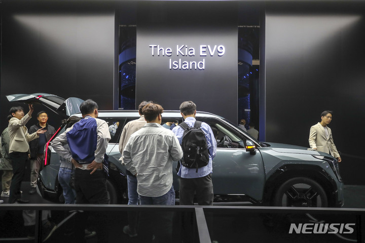 [고양=뉴시스] 정병혁 기자 = 4일 오후 경기 고양시 킨텍스에서 열린 2023 서울모빌리티쇼를 찾은 관람객들이 기아자동차의 EV9을 살펴보고 있다. 2023.04.04. jhope@newsis.com