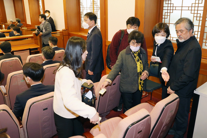 [서울=뉴시스] 조성우 기자 = 이정민 10.29 이태원 참사 유가족협의회 부대표(맨 오른쪽)와 유가족이 4일 오후 서울 종로구 헌법재판소 소심판정에서 열린 이상민 행정안전부 장관에 대한 탄핵 사건 첫 준비기일 방청을 위해 입장하고 있다. 2023.04.04. xconfind@newsis.com