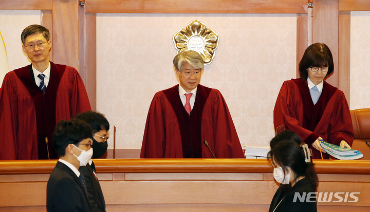 [서울=뉴시스] 조성우 기자 = 문형배(왼쪽부터), 이종석, 이미선 헌법재판관이 4일 오후 서울 종로구 헌법재판소 소심판정에서 이상민 행정안전부 장관에 대한 탄핵 사건에 대한 첫 준비기일을 위해 입장하고 있다. 2023.04.04. xconfind@newsis.com
