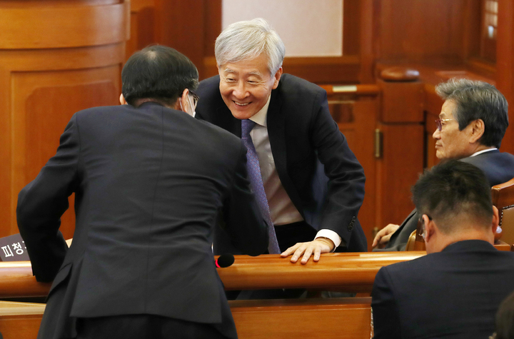 [서울=뉴시스] 조성우 기자 = 4일 오후 서울 종로구 헌법재판소 소심판정에서 열린 이상민 행정안전부 장관에 대한 탄핵 사건 첫 준비기일에서 이 장관 측 법률대리인 윤용섭 변호사가 참석자와 인사를 하고 있다. 2023.04.04. xconfind@newsis.com