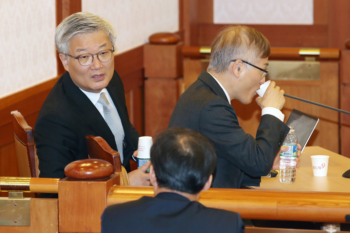 [서울=뉴시스] 조성우 기자 = 4일 오후 서울 종로구 헌법재판소 소심판정에서 열린 이상민 행정안전부 장관에 대한 탄핵 사건 첫 준비기일에서 이 장관의 탄핵을 청구한 국회 측 김종민 변호사가 참석자와 대화를 나누고 있다. 2023.04.04. xconfind@newsis.com