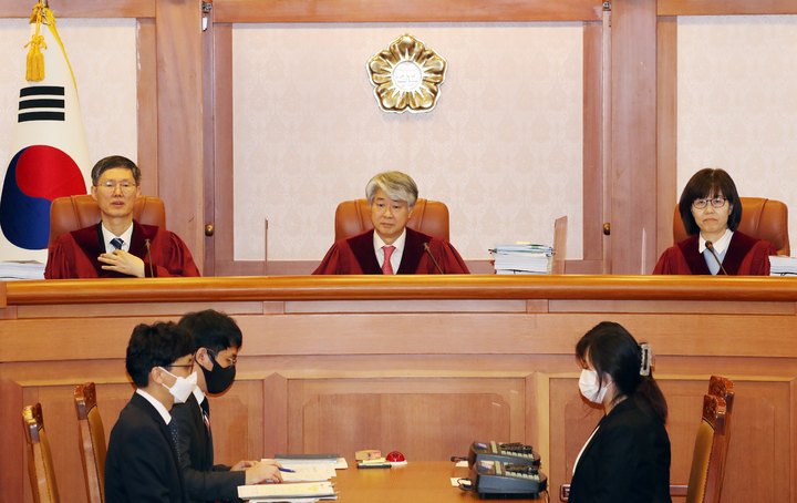 [서울=뉴시스] 조성우 기자 = 문형배(왼쪽부터), 이종석, 이미선 헌법재판관이 4일 오후 서울 종로구 헌법재판소 소심판정에서 이상민 행정안전부 장관에 대한 탄핵 사건 첫 준비기일을 위해 자리하고 있다. 2023.04.04. xconfind@newsis.com