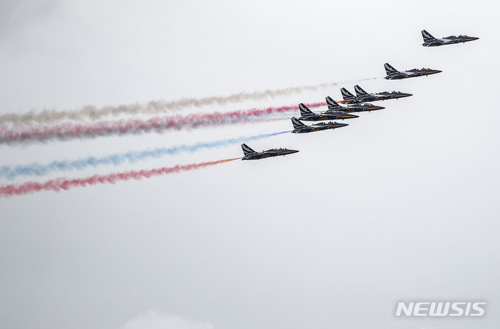[서울=뉴시스] 정병혁 기자 = 4일 오후 서울 여의도 상공에서 대한민국 공군 특수비행팀 블랙이글스가 '영등포 여의도 봄꽃축제'의 일환으로 축하비행을 하고 있다. 2023.04.04. jhope@newsis.com