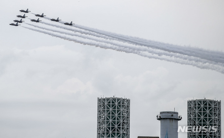[서울=뉴시스] 정병혁 기자 = 4일 오후 서울 여의도 상공에서 대한민국 공군 특수비행팀 블랙이글스가 '영등포 여의도 봄꽃축제'의 일환으로 축하비행을 하고 있다. 2023.04.04. jhope@newsis.com