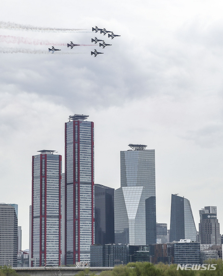 [서울=뉴시스] 정병혁 기자 = 4일 오후 서울 여의도 상공에서 대한민국 공군 특수비행팀 블랙이글스가 '영등포 여의도 봄꽃축제'의 일환으로 축하비행을 하고 있다. 2023.04.04. jhope@newsis.com