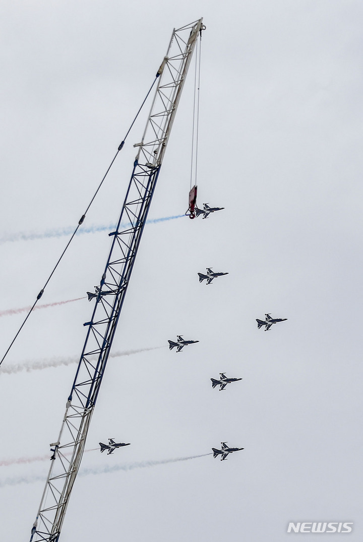 [서울=뉴시스] 정병혁 기자 = 4일 오후 서울 여의도 상공에서 대한민국 공군 특수비행팀 블랙이글스가 '영등포 여의도 봄꽃축제'의 일환으로 축하비행을 하고 있다. 2023.04.04. jhope@newsis.com