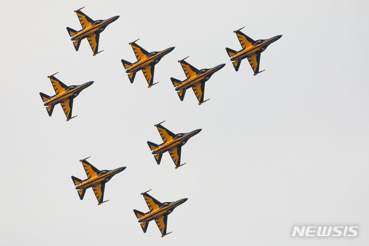 [서울=뉴시스] 권창회 기자 = 공군 특수비행팀 블랙이글스가 4일 오후 서울 여의도 일대에서 여의도 봄꽃축제를 맞아 축하비행을 펼치고 있다. 2023.04.04. kch0523@newsis.com