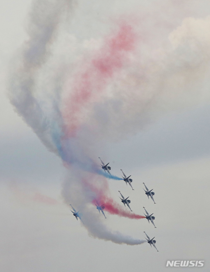 [서울=뉴시스] 권창회 기자 = 공군 특수비행팀 블랙이글스가 4일 오후 서울 여의도 일대에서 여의도 봄꽃축제를 맞아 축하비행을 펼치고 있다. 2023.04.04. kch0523@newsis.com