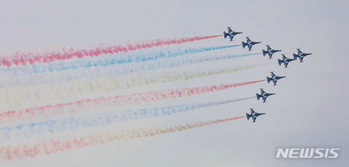 [서울=뉴시스] 권창회 기자 = 공군 특수비행팀 블랙이글스가 4일 오후 서울 여의도 일대에서 여의도 봄꽃축제를 맞아 축하비행을 펼치고 있다. 2023.04.04. kch0523@newsis.com