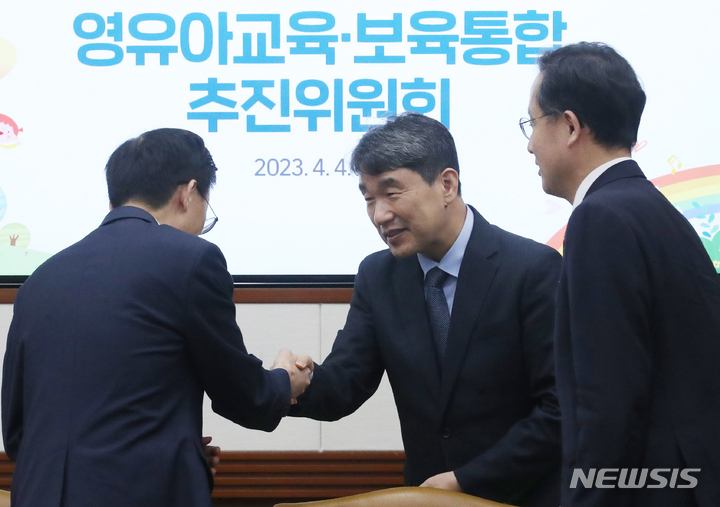 [서울=뉴시스] 김명원 기자 = 이주호 사회부총리 겸 교욱부 장관이 4일 서울 종로구 정부서울청사에서 열린 제1회 영유아교육·보육통합 추진위원회에 참석하며 위원들과 인사하고 있다. 2023.04.04. kmx1105@newsis.com