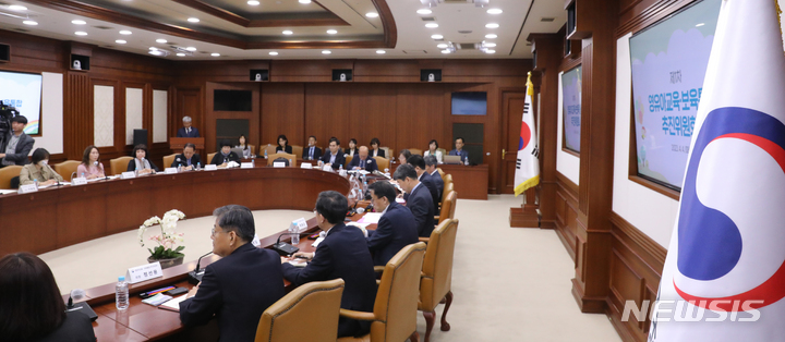 [서울=뉴시스] 김명원 기자 = 이주호 사회부총리 겸 교욱부 장관이 4일 서울 종로구 정부서울청사에서 열린 제1회 영유아교육·보육통합 추진위원회를 주재하며 인사말을 하고 있다. 2023.04.04. kmx1105@newsis.com