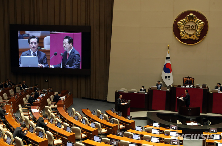 [서울=뉴시스] 이영환 기자 = 정황근 농림축산식품부 장관이 지난 4월4일 오후 서울 여의도 국회 본회의장에서 열린 제405회국회(임시회) 제2차 본회의 경제 분야 대정부 질문에서 국민의힘 장동혁 의원의 질문에 답하고 있다. 2023.04.04. 20hwan@newsis.com