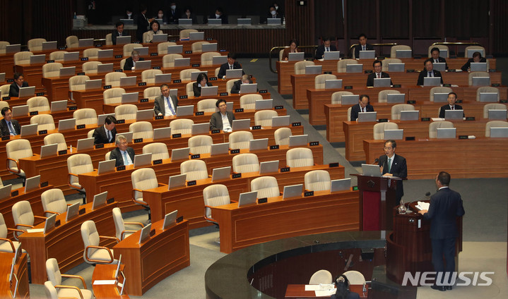 [서울=뉴시스] 고범준 기자 = 한덕수 국무총리가 4일 오후 서울 여의도 국회 본회의장에서 열린 제405회국회(임시회) 제2차 본회의 경제분야 대정부질문에서 신정훈 더불어민주당 의원의 질문에 답변하고 있다. 2023.04.04. bjko@newsis.com