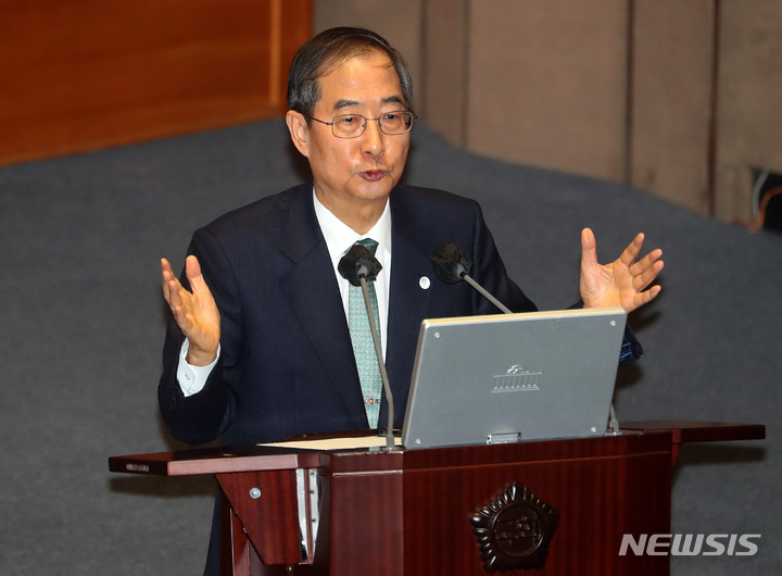 [서울=뉴시스] 이영환 기자 = 한덕수 국무총리가 4일 오후 서울 여의도 국회 본회의장에서 열린 제405회국회(임시회) 제2차 본회의 경제 분야 대정부 질문에서 신정훈 더불어민주당 의원의 질문에 답하고 있다. 2023.04.04. 20hwan@newsis.com