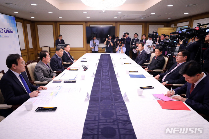 [서울=뉴시스] 배훈식 기자 = 이주호 사회부총리 겸 교육부 장관이 4일 오후 서울 종로구 정부서울청사에서 열린 학교폭력 근절 종합대책 마련을 위한 부총리-시도교육감협의회 임원단 간담회에 참석해 발언하고 있다. 2023.04.04. dahora83@newsis.com