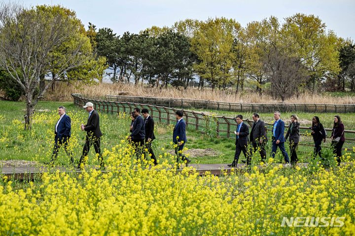 [부산=뉴시스] 하경민 기자 = 2030세계박람회 개최 후보지인 부산을 실사하기 위해 방한한 국제박람회기구(BIE) 실사단이 4일 오후 부산 사하구 을숙도생태공원을 둘러보고 있다. 2023.04.04. yulnetphoto@newsis.com