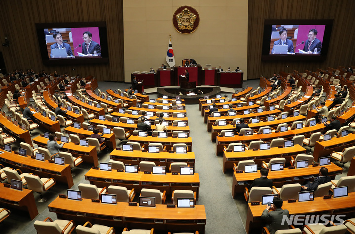 [서울=뉴시스] 이영환 기자 = 4일 오후 서울 여의도 국회 본회의장에서 제405회국회(임시회) 제2차 본회의 경제 분야 대정부질문이 진행중인 가운데 의원들의 자리가 비어있다. 2023.04.04. 20hwan@newsis.com