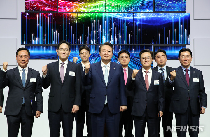 [아산=뉴시스] 전신 기자 = 윤석열 대통령이 4일 충남 아산 삼성디스플레이에서 열린 신규투자 협약식에서 이재용 삼성전자 회장 등 참석자들과 기념촬영하고 있다. 2023.04.04. photo1006@newsis.com