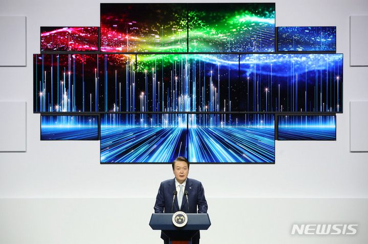 [아산=뉴시스] 전신 기자 = 윤석열 대통령이 4일 충남 아산 삼성디스플레이에서 열린 신규투자 협약식에서 발언하고 있다. 2023.04.04. photo1006@newsis.com