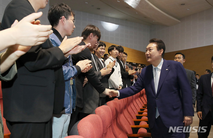 [아산=뉴시스] 전신 기자 = 윤석열 대통령이 4일 충남 아산 삼성디스플레이에서 열린 신규투자 협약식을 마친 뒤 참석자들과 인사하고 있다. 2023.04.04. photo1006@newsis.com