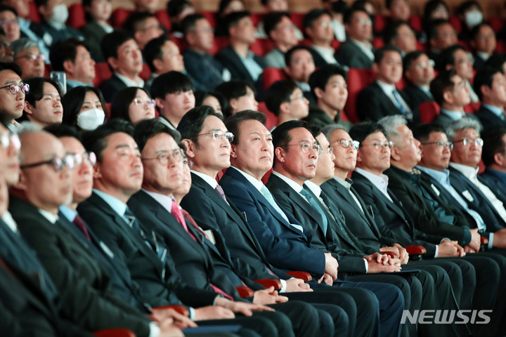 [아산=뉴시스] 전신 기자 = 윤석열 대통령이 4일 충남 아산 삼성디스플레이에서 열린 신규투자 협약식에서 주제영상을 시청하고 있다. 2023.04.04. photo1006@newsis.com