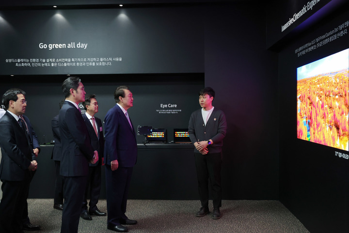 [아산=뉴시스] 윤석열 대통령이 4일 충남 아산 삼성디스플레이에서 열린 신규투자 협약식에 앞서 디스플레이 신제품 시연장을 둘러보고 있다. (사진=대통령실 제공) 2023.04.04. photo1006@newsis.com *재판매 및 DB 금지