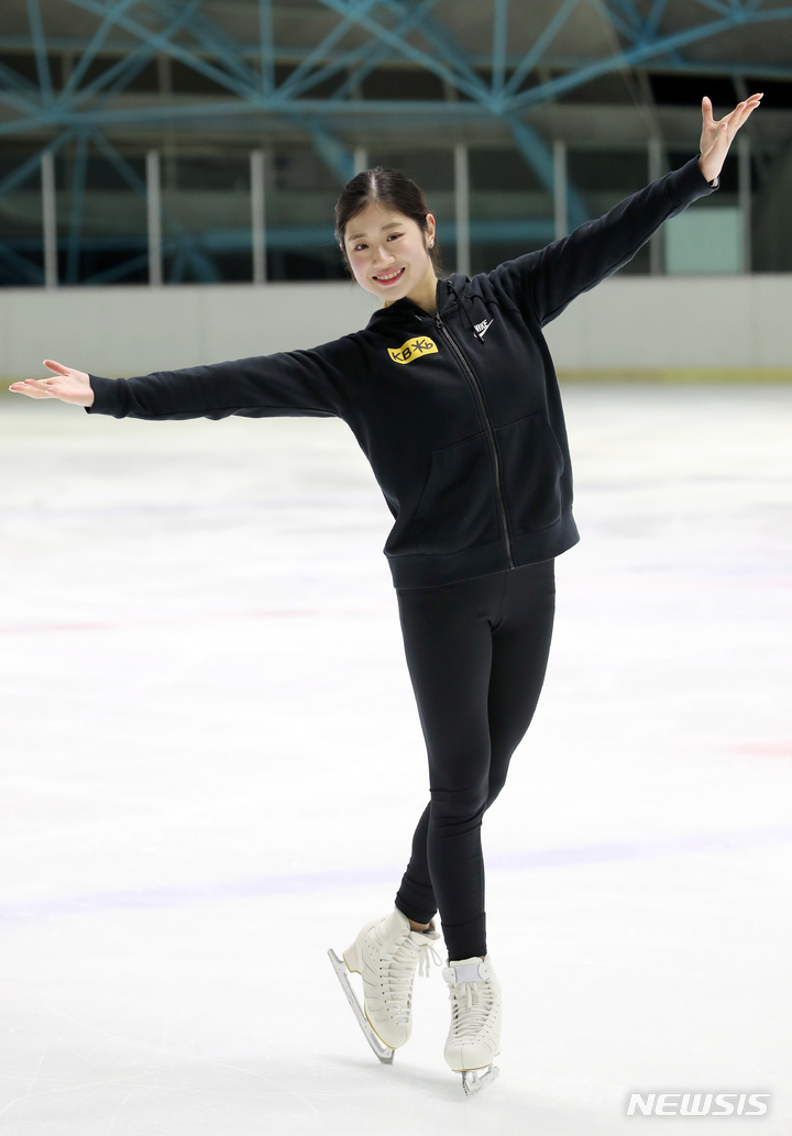 [서울=뉴시스] 조성우 기자 = 2023 국제빙상경기연맹(ISU) 피겨스케이팅 세계선수권대회에서 은메달을 획득한 이해인이 태릉선수촌 실내빙상장에서 뉴시스와 인터뷰에 앞서 포즈를 취하고 있다. 2023.04.05. xconfind@newsis.com