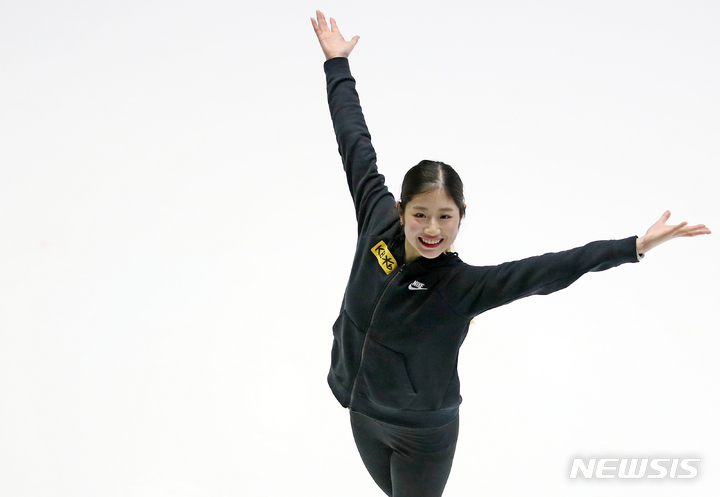 [서울=뉴시스] 조성우 기자 = 2023 국제빙상경기연맹(ISU) 피겨스케이팅 세계선수권대회에서 은메달을 획득한 이해인이 태릉선수촌 실내빙상장에서 뉴시스와 인터뷰에 앞서 포즈를 취하고 있다. 2023.04.05. xconfind@newsis.com