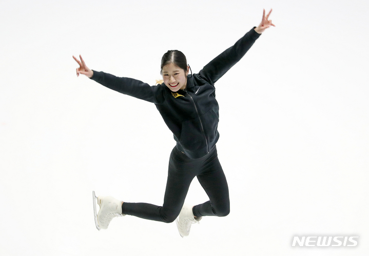 [서울=뉴시스] 조성우 기자 = 2023 국제빙상경기연맹(ISU) 피겨스케이팅 세계선수권대회에서 은메달을 획득한 이해인이 태릉선수촌 실내빙상장에서 뉴시스와 인터뷰에 앞서 포즈를 취하고 있다. 2023.04.05. xconfind@newsis.com