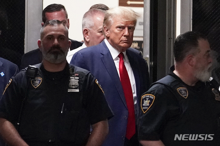 [맨해튼=AP/뉴시스] 도널드 트럼프 전 미국 대통령이 4일(현지시간) 뉴욕 맨해튼 형사법원에 출석했다. 그는 지난 2016년 대선 당시 성인영화 배우 스토미 대니얼스에게 성관계 입막음을 위해 돈을 건네고 회사 장부를 위조한 혐의 등 34개 중범죄 혐의로 기소됐으며, 혐의를 모두 부인했다. 그는 형사 기소된 미국의 첫 전직 대통령이 됐다. 2023.04.05.