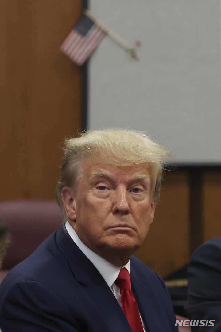 [맨해튼=AP/뉴시스] 도널드 트럼프 전 미국 대통령이 4일(현지시간) 기소인부절차를 위해 뉴욕 맨해튼 형사법원에 출석해 있다. 그는 지난 2016년 대선 당시 성인영화 배우 스토미 대니얼스에게 성관계 입막음을 위해 돈을 건네고 회사 장부를 위조한 혐의 등 34개 중범죄 혐의로 기소됐으며, 혐의를 모두 부인했다. 그는 형사 기소된 미국의 첫 전직 대통령이 됐다. 2023.04.05.