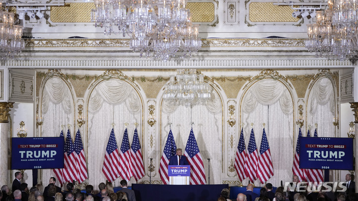 [팜비치(플로리다)=AP/뉴시스] 도널드 트럼프 전 미국 대통령이 4일(현지시간) 플로리다주 마러라고 자택에서 연설하고 있다. 트럼프 전 대통령은 앞서 뉴욕 형사법원에서 열린 기소인부절차에 출석해 자신의 무죄를 주장했다. 2023.04.05