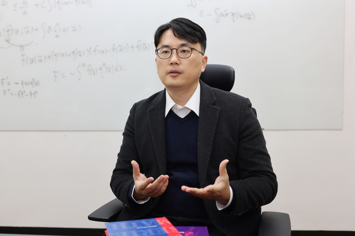 [서울=뉴시스] 과학기술정보통신부와 한국연구재단은 '이달의 과학기술인상' 4월 수상자로 강문진 한국과학기술원(카이스트) 수리과학과 교수를 선정했다고 5일 밝혔다. (사진=과학기술정보통신부 제공) *재판매 및 DB 금지