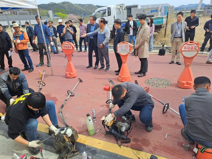 [대전=뉴시스] 대전농업기술센터 예초기 수리 봉사활동. (사진= 대전시 제공) *재판매 및 DB 금지