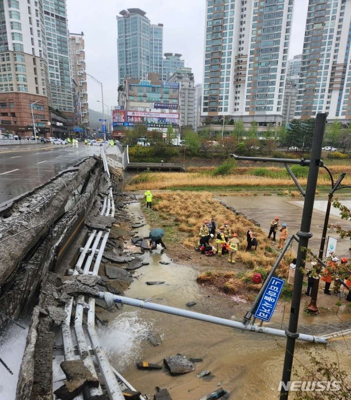 [성남=뉴시스]경기 성남시 정자동에 있는 정자교 교각이 붕괴됐다(사진=독자제공)