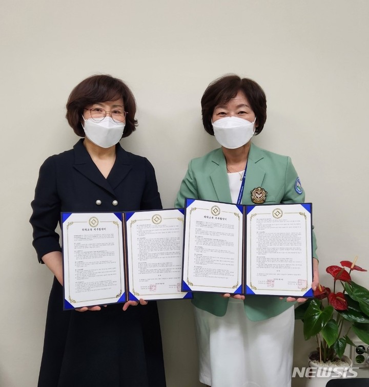 [전주=뉴시스]윤난슬 기자 = 전주비전대학교 간호학부는 전북대학교병원 간호부와 실습 교육 강화를 위한 위탁교육 세부 협약을 체결했다고 5일 밝혔다.(사진=전주비전대 제공) 