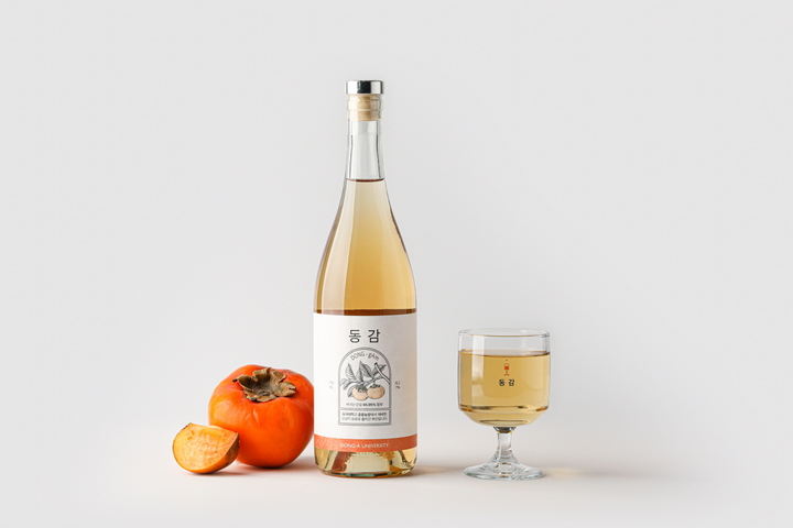 [부산=뉴시스] 동아대학교 '동아 브랜드' 사업의 첫 주자인 단감 와인 '동감'. (사진=동아대 제공) *재판매 및 DB 금지