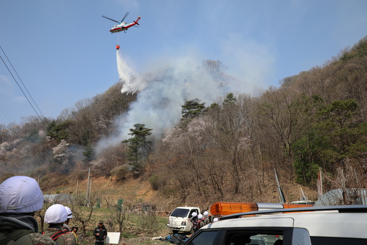 지난 2일 발생한 대전-금산 경계산불이 4일 오후 4시 20분쯤 완전 진화됐다.  산불진화 장면. 2023. 04. 05 금산군 *재판매 및 DB 금지