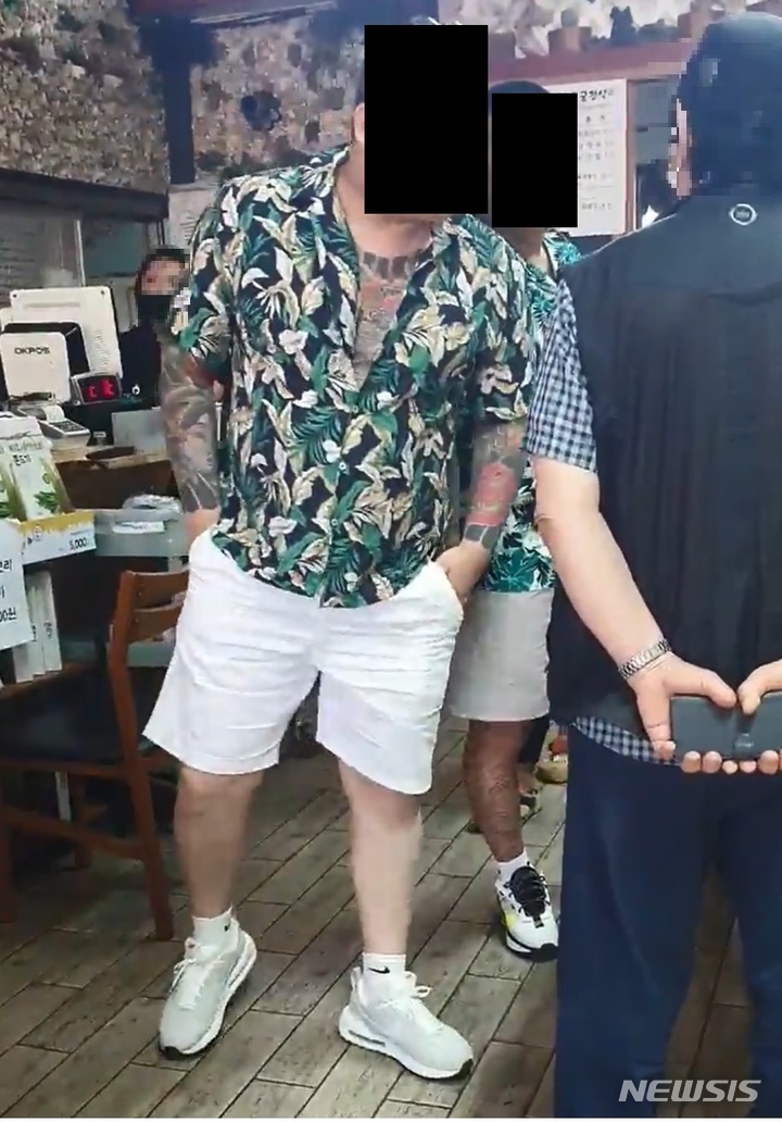 [제주=뉴시스] 오영재 기자 = 지난해 5월 제주 가파도의 한 식당에서 35억원대 부동산 갈취 사주를 받은 조직폭력배가 행패를 부려 경찰이 수습에 나서고 있다. (사진=제주지방검찰청 제공) 2023.04.05. photo@newsis.com 