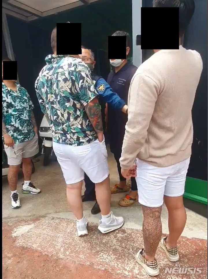 [제주=뉴시스] 오영재 기자 = 지난해 5월 제주 가파도의 한 식당에서 35억원대 부동산 갈취 사주를 받은 조직폭력배가 행패를 부려 경찰이 수습에 나서고 있다. (사진=제주지방검찰청 제공) 2023.04.05. photo@newsis.com&nbsp; 