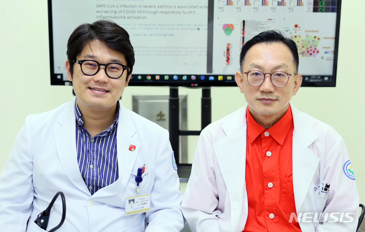 [전주=뉴시스]윤난슬 기자 = 전북대학교 의과대학 호흡기내과 이용철 교수(오른쪽)와 인수공통전염연구소 정재석 교수 공동 연구팀이 가습기 살균제로 인한 치명적인 폐 손상을 치료할 수 있는 새로운 방안을 규명해 학계의 관심이 쏠리고 있다.(사진=전북대 제공) 