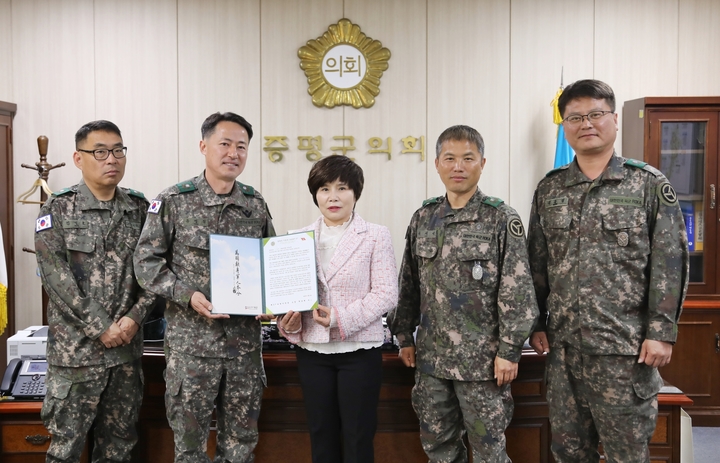 [증평=뉴시스] 강신욱 기자 = 충북 증평군의회 이동령 의장이 55회 예비군의 날을 맞아 박성제 육군 37보병사단장 감사장을 전수받고 있다. (사진=증평군의회 제공) 2023.04.05. photo@newsis.com *재판매 및 DB 금지