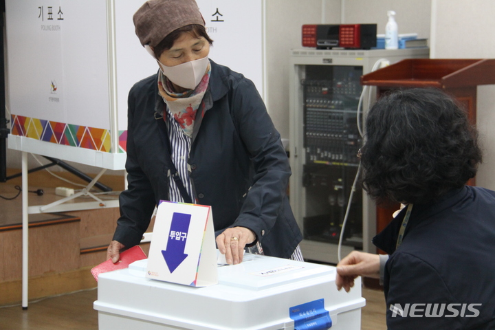 [포항=뉴시스] 안병철 기자 = 5일 2023년 상반기 재·보궐선거가 치러지는 가운데 경북 포항시 북구 나 선거구 유권자들이 기계면 문화의집 제1투표소를 찾아 투표를 하고 있다. 2023.04.05. abc1571@newsis.com