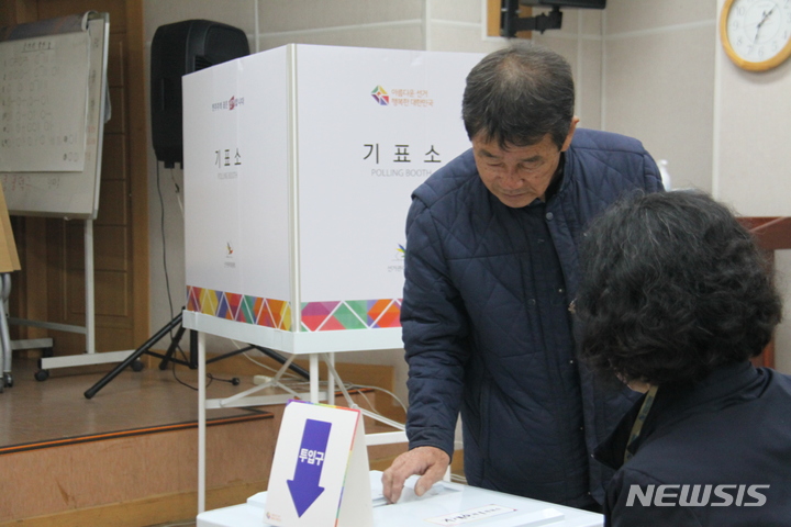 [포항=뉴시스] 노약자, 교통약자를 위해 이동식 차량투표소를 제공하는 내용의 법률개정안이 발의됐다. 사진은 2023년 상반기 재·보궐선거가 치러지는 가운데 경북 포항시 북구 나 선거구 유권자들이 기계면 문화의집 제1투표소를 찾아 투표를 하고 있다. (사진=뉴시스DB) photo@newsis.com 