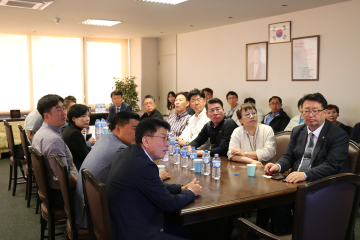 [리스본(포르투갈)=뉴시스] 이병희 기자 = 경기도의회 문화체육관광위원회가 5일(현지시각) 리스본에 위치한 주포르투갈 대한민국 대사관을 찾아 포르투갈의 관광정책을 경기도에 도입할 방안을 모색하고 있다. (사진=경기도의회 제공) *재판매 및 DB 금지