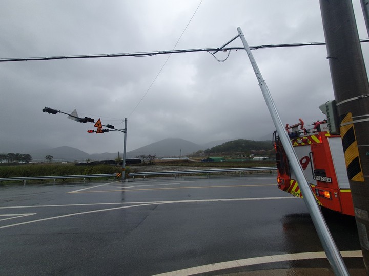 [통영=뉴시스] 신정철 기자= 지난 5일 오전 11시부터 강풍주의보가 내려진 경남 통영시와 거제시, 그리고 고성군에서 총 4건의 강풍피해가 발생했다. 이날 오후 1시28분께 거제소방서는 거제시 옥포동 도로변에 전신주가 기울어져 있다는 신고를 받고 구조대원과 펌프카를 동원해 안전조치를 취했다.(사진=경남소방본부 제공).2023.04.05. photo@newsis.com *재판매 및 DB 금지